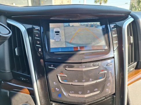 Used 2020 Cadillac Escalade Luxury AWD/4WD image 14