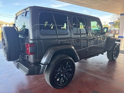 Used 2025 Jeep Wrangler Unlimited Sahara w/ Safety Group AWD/4WD image 4