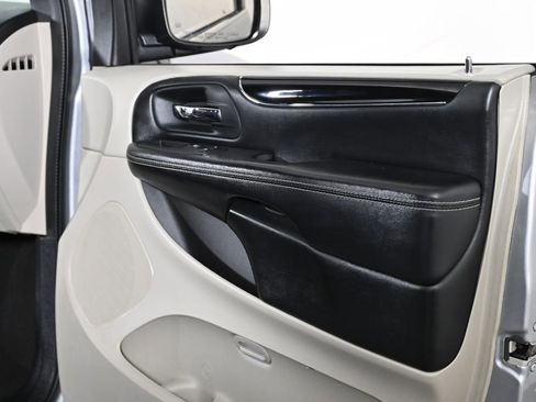 Used 2019 Dodge Grand Caravan SXT image 27