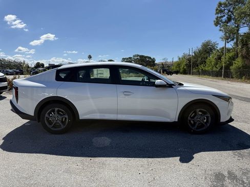 New 2025 Kia K4 LXS image 3