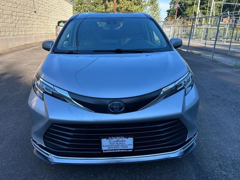 Used 2023 Toyota Sienna XLE AWD/4WD image 2