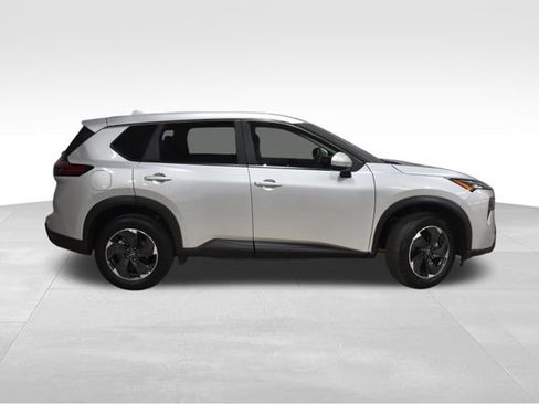 Used 2025 Nissan Rogue SV image 3