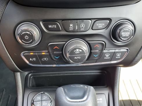 Used 2019 Jeep Cherokee Trailhawk AWD/4WD image 32