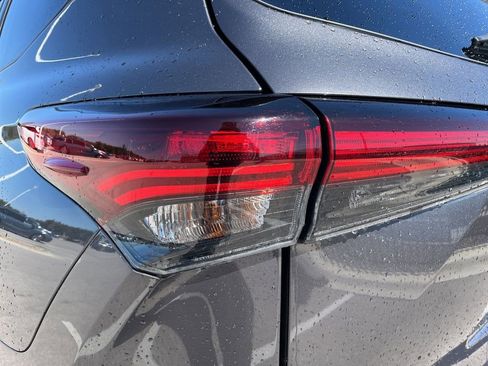 Used 2024 Toyota Highlander XSE image 7