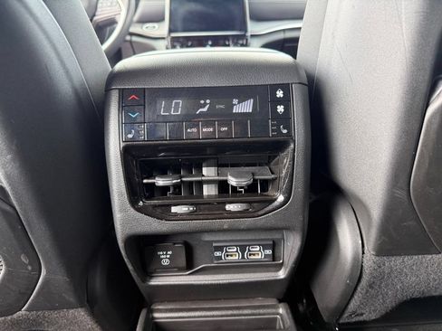 Used 2023 Jeep Grand Cherokee L Limited AWD/4WD image 16