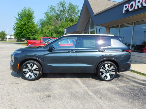 Used 2025 Mitsubishi Outlander SEL image 2