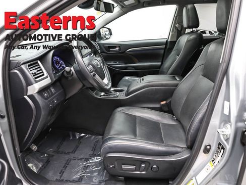Used 2019 Toyota Highlander Limited w/ Carpet Mat Package (TMS) AWD/4WD image 14
