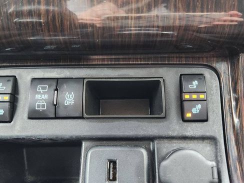 Used 2016 Chevrolet Traverse LT w/ Style and Technology Package FWD image 11
