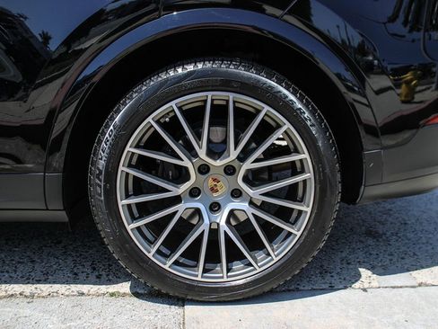 Used 2023 Porsche Cayenne Platinum Edition image 12