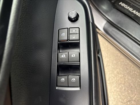 Used 2019 Toyota Highlander XLE image 12