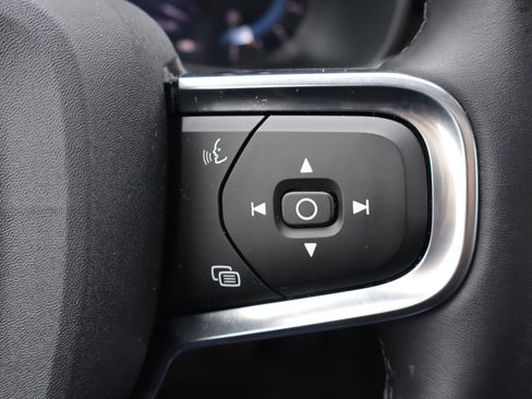 Used 2025 Volvo XC40 B5 Core image 21