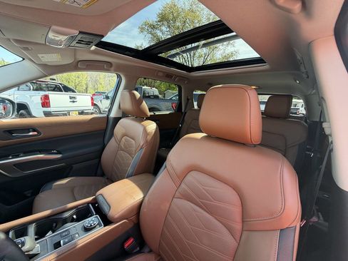 Used 2023 Nissan Pathfinder Platinum image 16