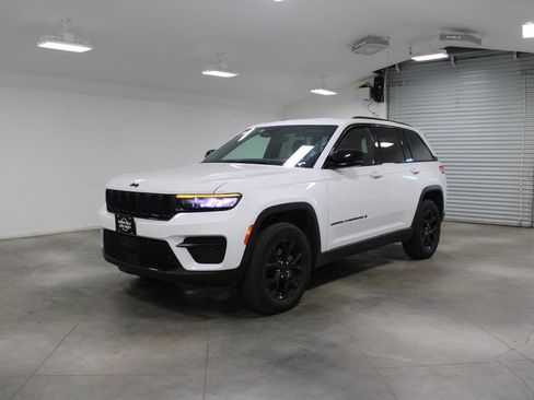 Used 2024 Jeep Grand Cherokee Altitude image 4