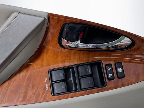 Used 2011 Toyota Camry XLE w/ SE/XLE Extra-Value Pkg image 17