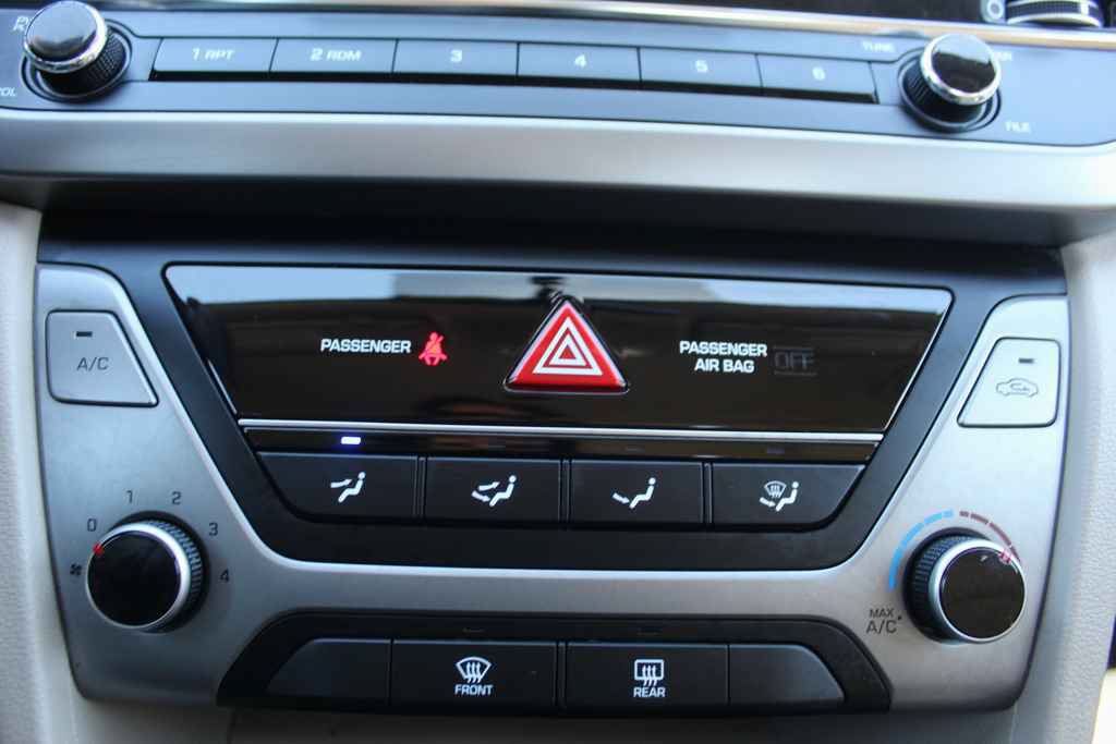 Used 2018 Hyundai Elantra SE FWD image 19