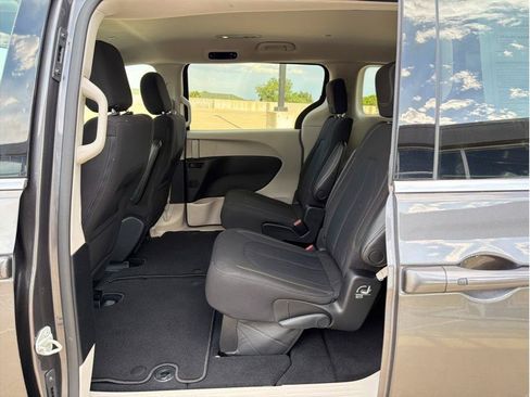 Used 2023 Chrysler Voyager LX FWD image 11