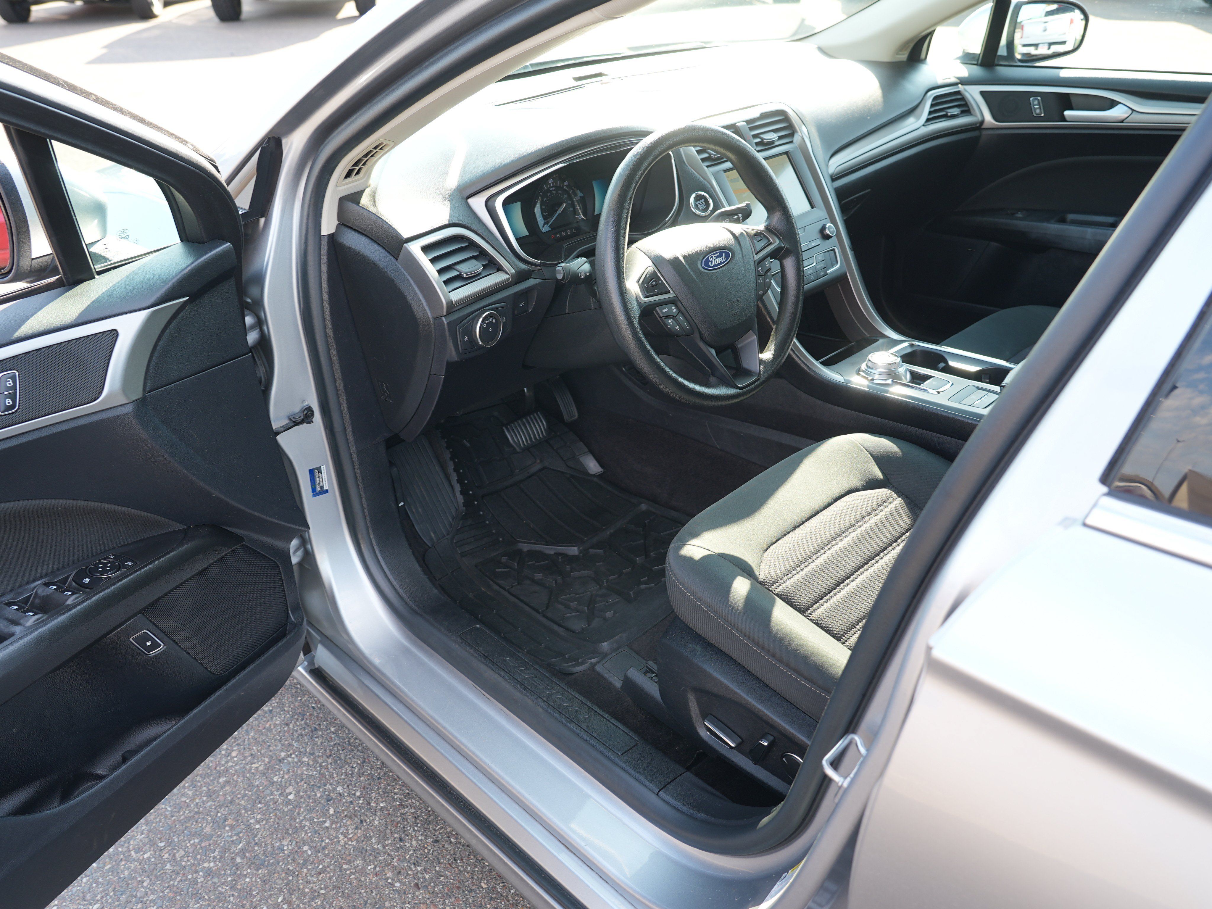 Used 2020 Ford Fusion SE FWD image 13