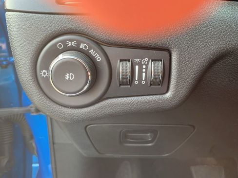 Used 2020 Jeep Cherokee Trailhawk w/ Cold Weather Group AWD/4WD image 16