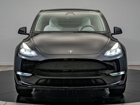 Used 2024 Tesla Model Y Long Range AWD/4WD image 2