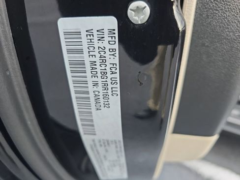 Used 2024 Chrysler Pacifica Touring-L image 14