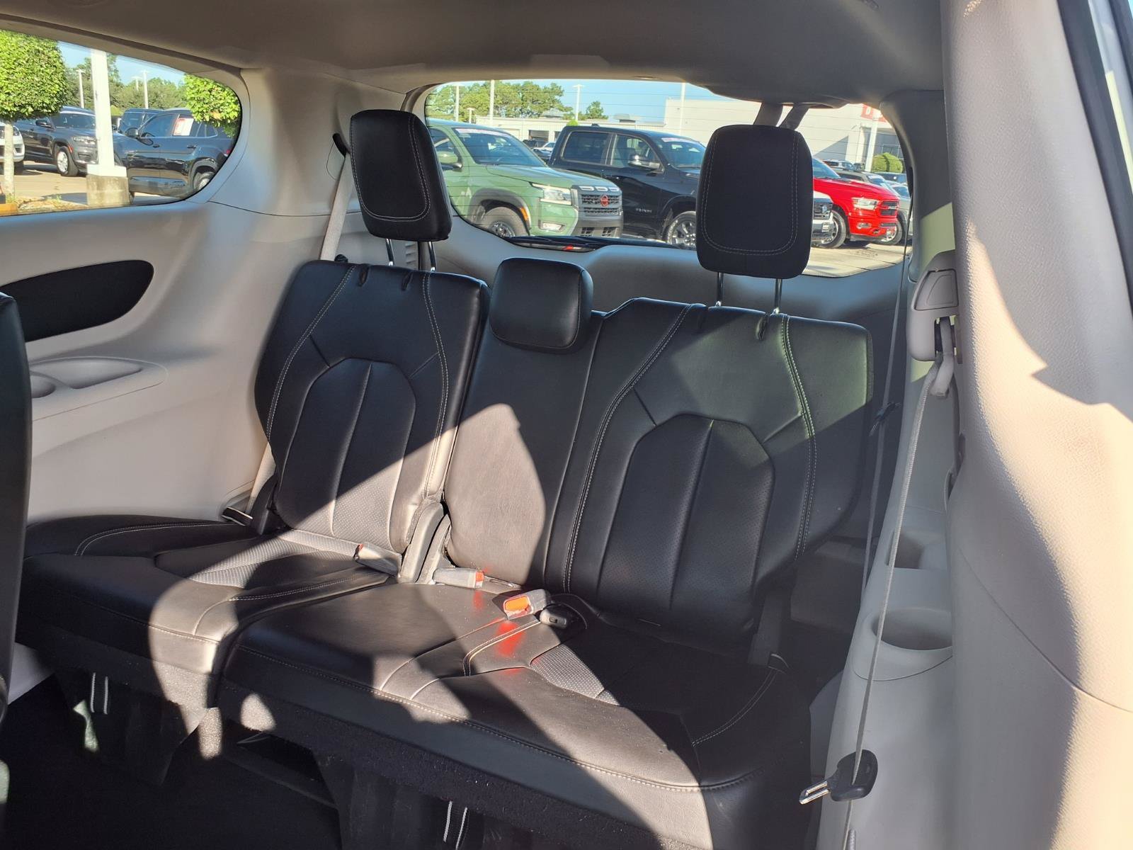 Used 2023 Chrysler Pacifica Touring-L FWD image 11