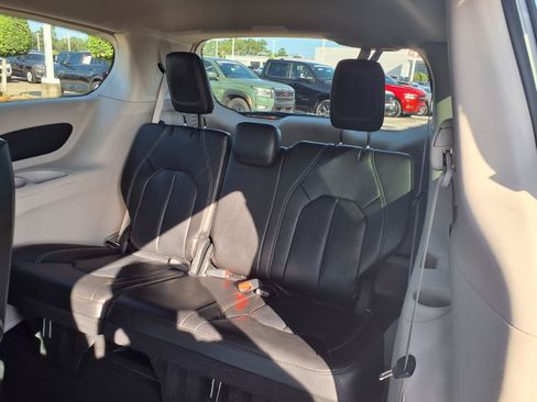 Used 2023 Chrysler Pacifica Touring-L FWD image 11