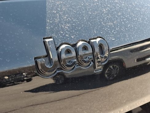 Used 2023 Jeep Grand Cherokee L Laredo image 32