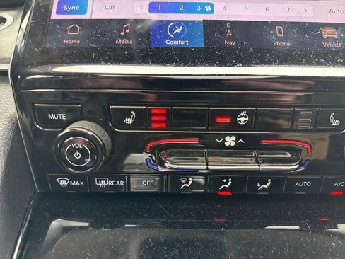 Used 2023 Jeep Grand Cherokee L Limited w/ Black Appearance Package image 20