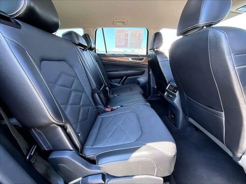 Used 2024 Volkswagen Atlas SE AWD/4WD image 16