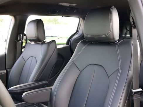 New 2027 Chrysler Pacifica Select FWD image 9