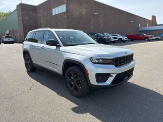 Used 2024 Jeep Grand Cherokee Altitude AWD/4WD video 2
