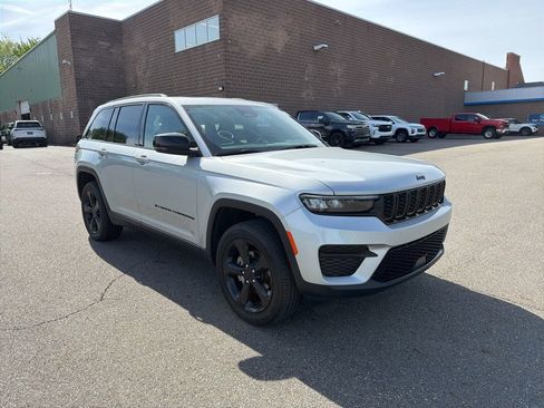 Used 2024 Jeep Grand Cherokee Altitude AWD/4WD image 2