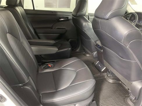 Used 2022 Toyota Highlander XLE image 12