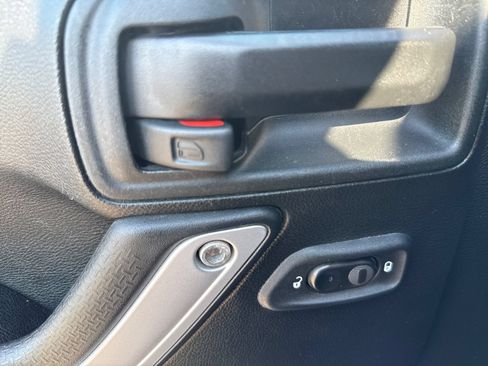Used 2017 Jeep Wrangler Sahara w/ Connectivity Group AWD/4WD image 12