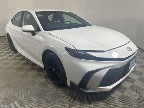 Used 2025 Toyota Camry SE FWD image 1