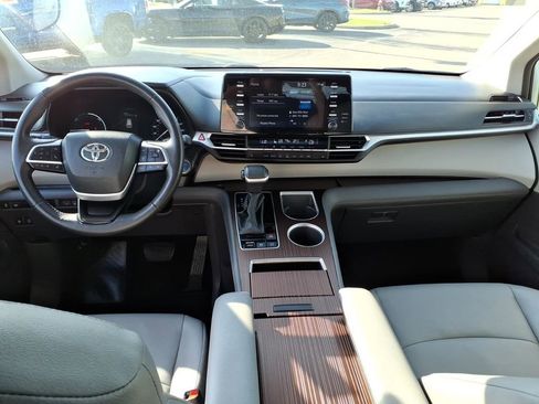 Used 2024 Toyota Sienna XLE FWD image 12