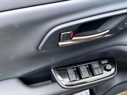 New 2025 Toyota Crown Platinum image 18