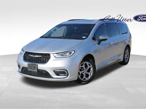 Used 2023 Chrysler Pacifica Limited image 1