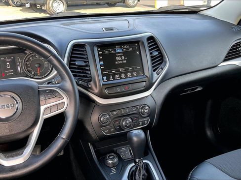 Used 2018 Jeep Cherokee Latitude Plus w/ Comfort/Convenience Group image 6