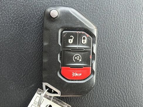 Used 2020 Jeep Gladiator Overland AWD/4WD image 23