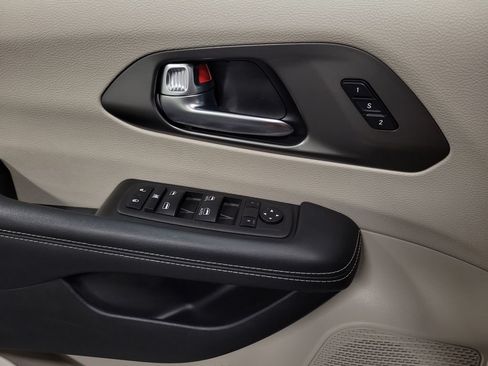 Used 2023 Chrysler Pacifica Touring-L FWD image 18
