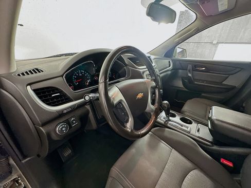 Used 2017 Chevrolet Traverse LT w/ Style and Technology Package FWD image 9