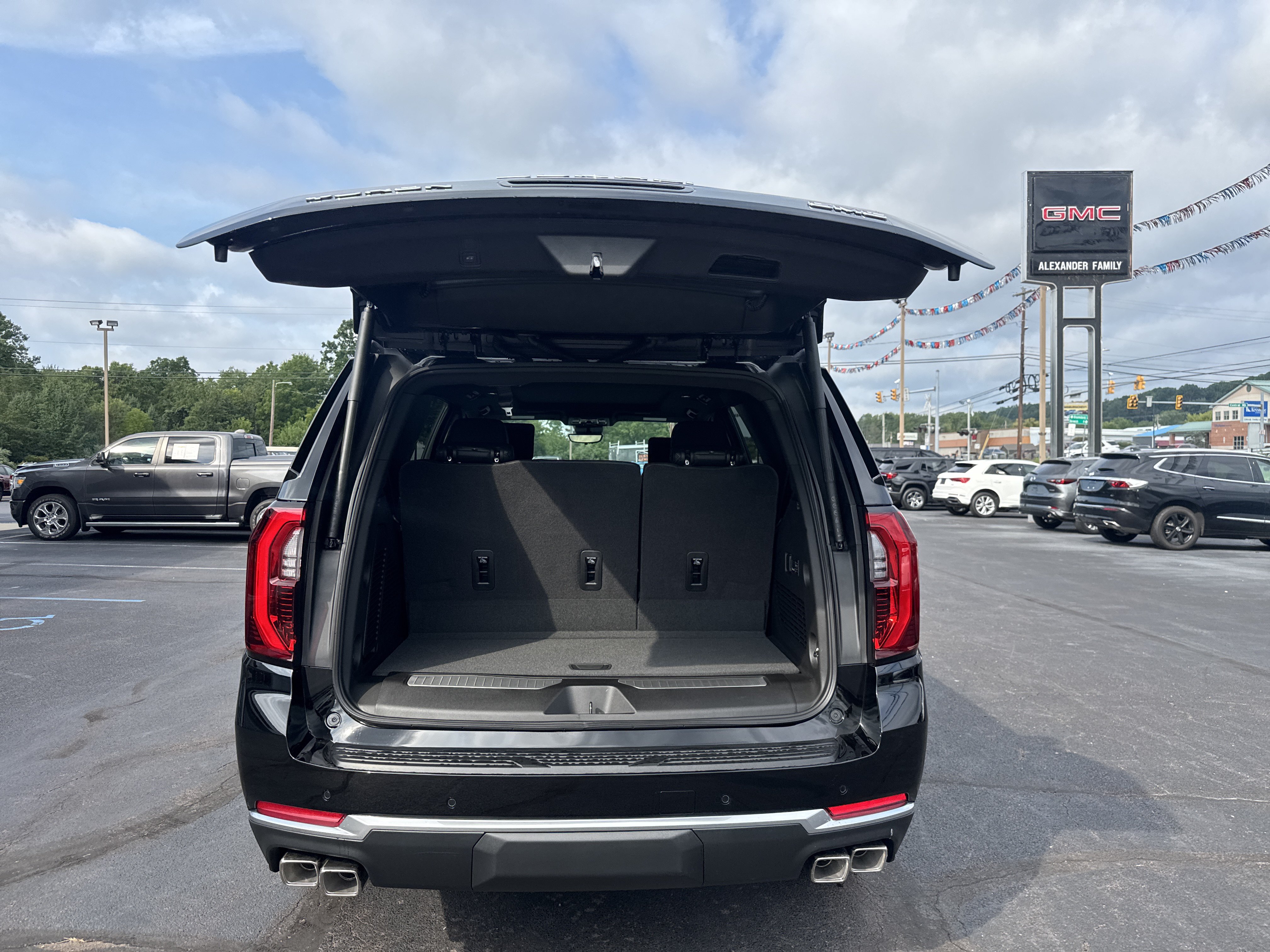 New 2026 GMC Yukon Denali w/ Denali Reserve Package AWD/4WD image 5