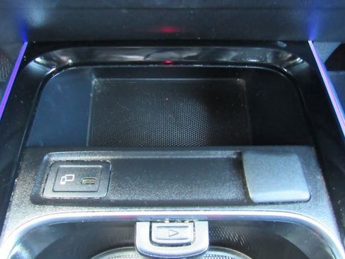 Used 2022 Mercedes-Benz GLB 250 w/ Premium Package Lite image 49