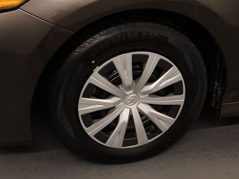 Used 2018 Toyota Camry LE image 8