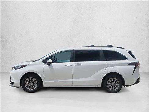 Certified 2025 Toyota Sienna LE FWD image 8