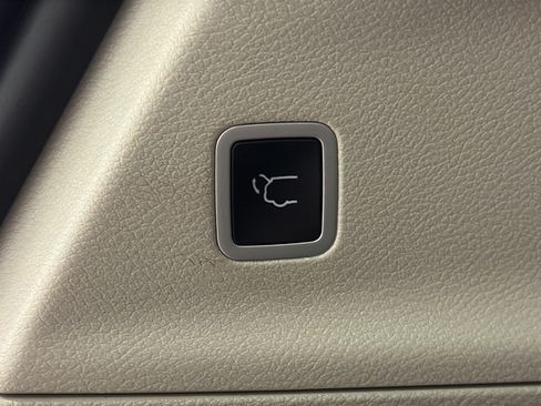 Used 2024 Chrysler Pacifica Touring-L FWD image 29