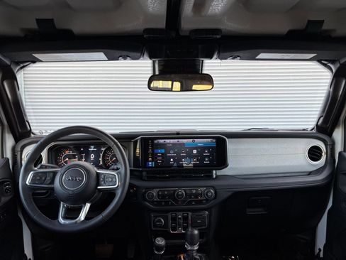 Used 2025 Jeep Wrangler Unlimited Sahara AWD/4WD image 33