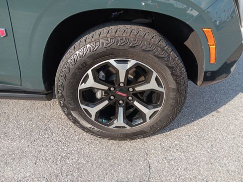 Used 2025 GMC Yukon AT4 w/ AT4 Premium Package image 9