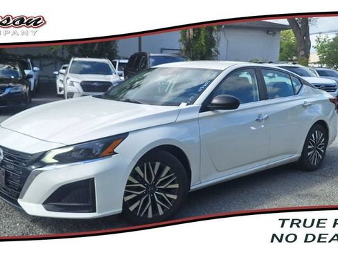 Used 2025 Nissan Altima 2.5 SV FWD image 1